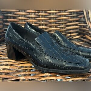 Life Stride Black Crocodile Pattern Loafers in size 7